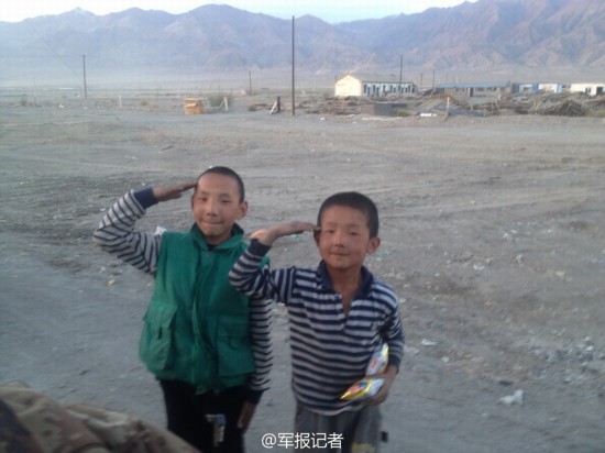 感人一幕:路边萌娃向阅兵训练部队认真敬礼(组