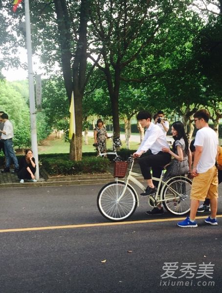 《微微一笑很倾城》杨洋郑爽花絮照 情侣装般