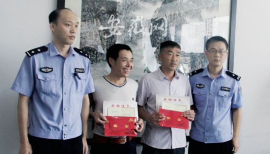 霍邱男子撬开缝隙救了被困后备厢女子 获无锡