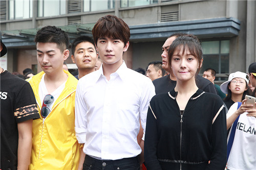 杨洋深夜晒自拍秀超高颜值 新剧搭档郑爽谱写