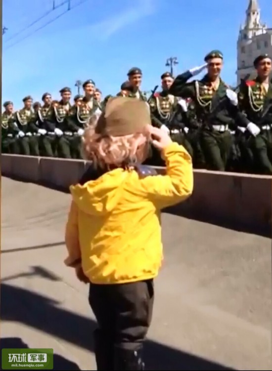 感人一幕:路边萌娃向阅兵训练部队认真敬礼(组
