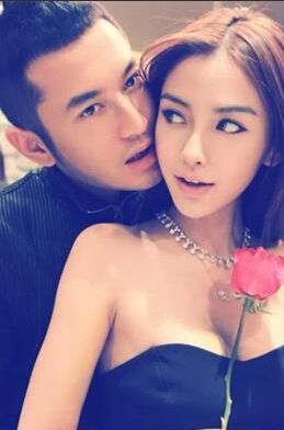 晓明与TFBOYS易烊千玺合影装嫩 与baby差10厘米