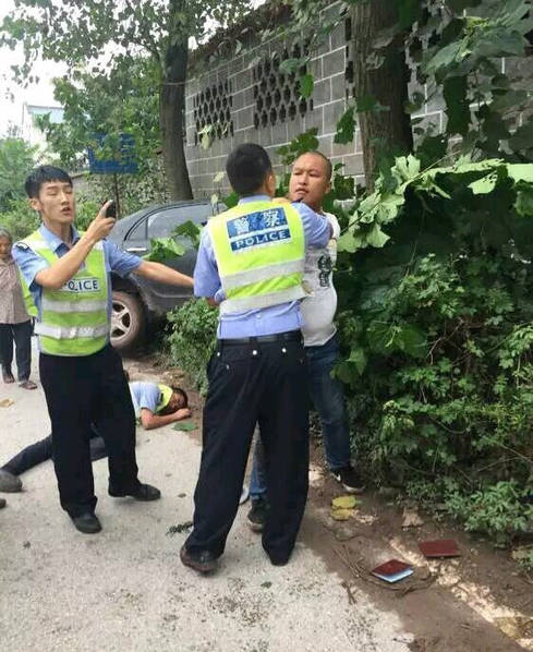 四川一司机暴力抗法 撞飞两名交警