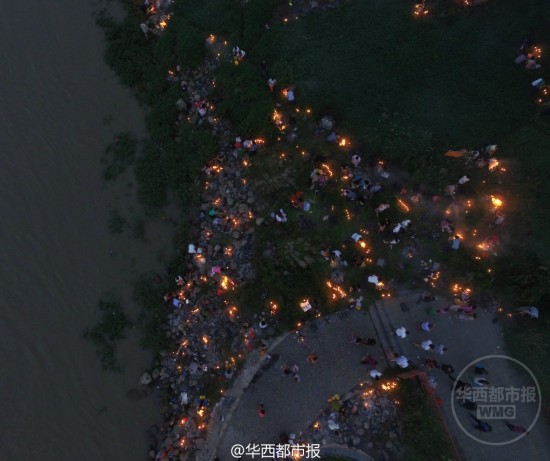 四川上千市民烧纸祭亡魂 火光连成一片红