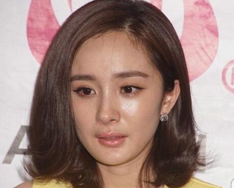 杨幂脸泛油光皮肤差 锥子脸白瓷肌都是骗人的