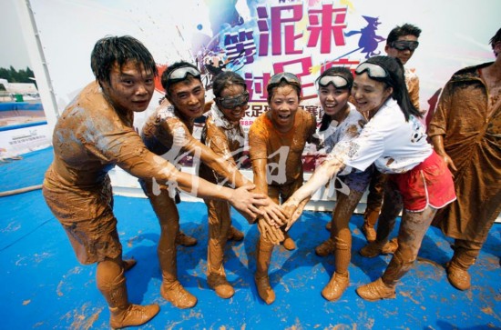 南京上演泥浆足球赛 比基尼美女与泥浆共舞