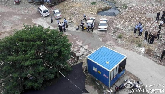 南宁:奔驰车闯拆迁现场撞人被挖掘机一击凿停