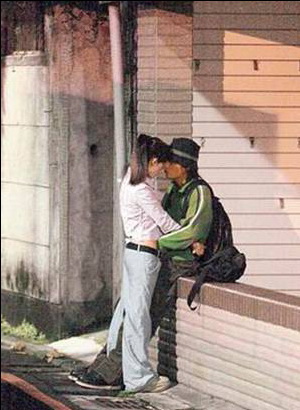 佘诗曼醉倒街头被揩油 明星喝多窘态百出(图)