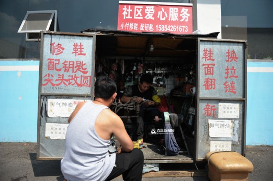 【青岛故事】湘潭路修鞋匠 义务照顾孤残老人