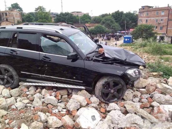 南宁奔驰车闯拆迁现场撞人 遭多名黑衣人暴打