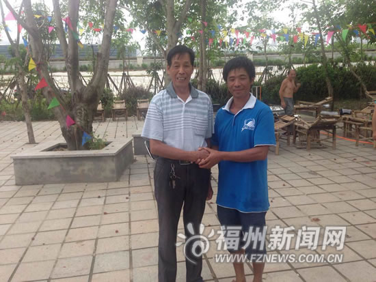 福州一73岁老汉智勇双全救起溺水者 体力不支