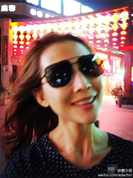 蔡少芬狂吃77只小龙虾 得意晒虾头阵