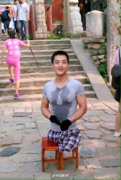 双腿截肢河南小伙靠双臂爬2000多级台阶爬上