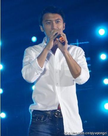 刘嘉玲抵京胡军李亚鹏酒吧三人行 明星好人缘