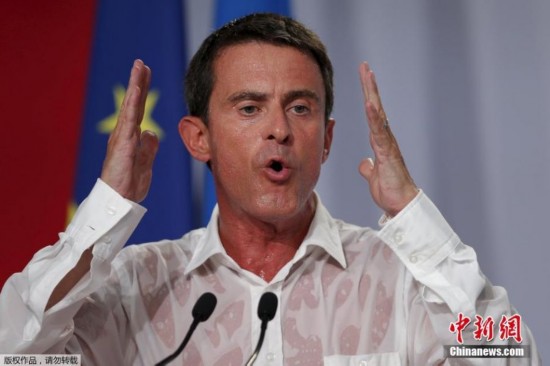 法国总理面对激烈质询汗流不止 白色衬衫被全