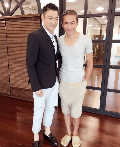 54岁刘德华与53岁江华合影似兄弟 像极兄弟姐