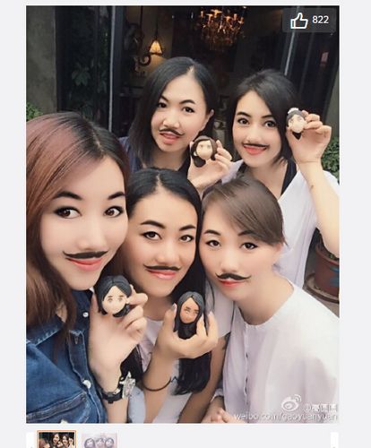 高圆圆与同学搞怪合影 脸上画八字胡(图)--深圳