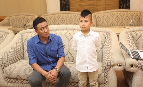 康康总裁变暖男 胡军首度在儿子面前落泪(图)