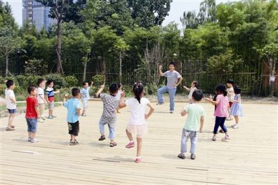 这个幼儿园男老师不简单 心理学硕士的他当的