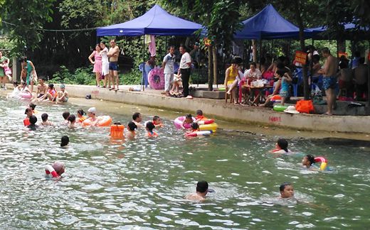 崇左龙州县天然游泳场生意火爆