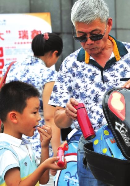 苏州新生开学很热闹 老人们成接送孩子主力军