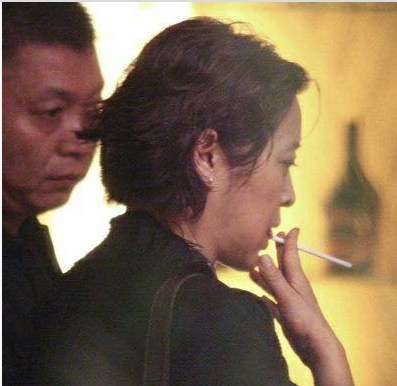 吴宗宪机场犯烟瘾吞云吐雾 赵薇刘亦菲吸烟自