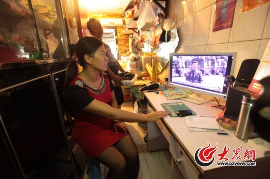 病房里、街头上 济南市民观看大阅兵直播