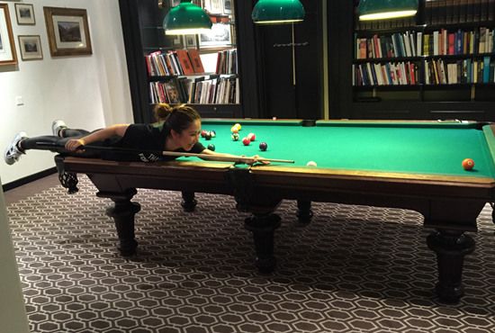 邓紫棋趴桌上打台球 穿紧身皮裤身材好(图)