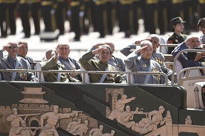 91岁南通如皋籍老兵看阅兵直播 对着屏幕敬礼