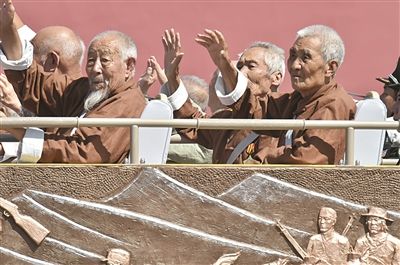 91岁南通如皋籍老兵看阅兵直播 对着屏幕敬礼