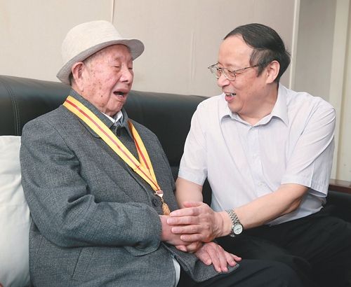 王学军走访慰问抗战老战士老同志代表(图)