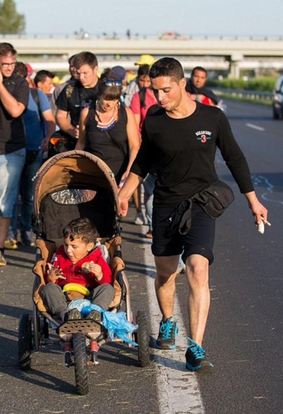 绝望难民彻夜徒步高速 德国奥地利宣布允许入