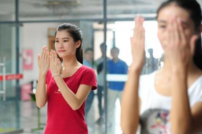 成都大学生志愿者备战残运会 4天掌握4000个