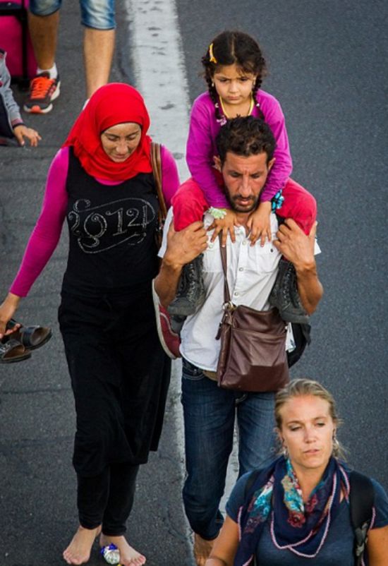 绝望难民彻夜徒步高速 德国奥地利宣布允许入