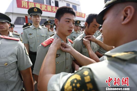 秋季义务兵退伍首实行 老兵泪别警营