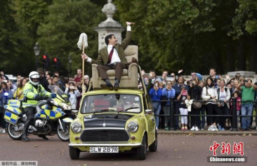 憨豆先生重出江湖:驾车在白金汉宫外兜风
