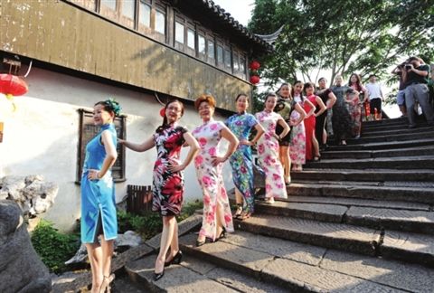 苏式旗袍秀闪耀苏州老街 吸引游人观赏拍照