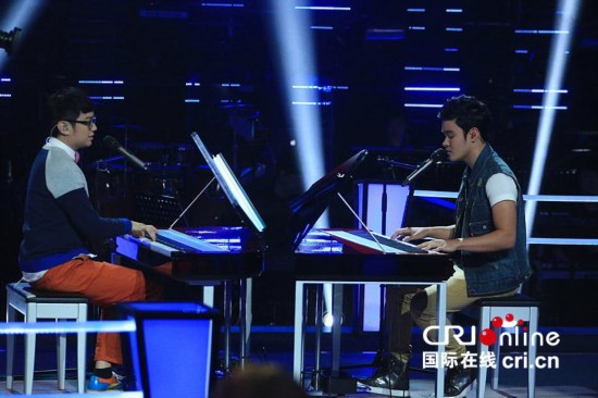 好声音周杰伦考核学员斗说斗唱斗琴 双钢琴对