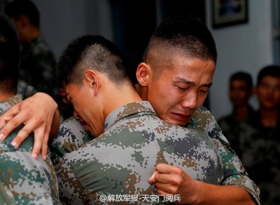 义务兵首次9月份退伍 铁汉纷纷落泪(组图)