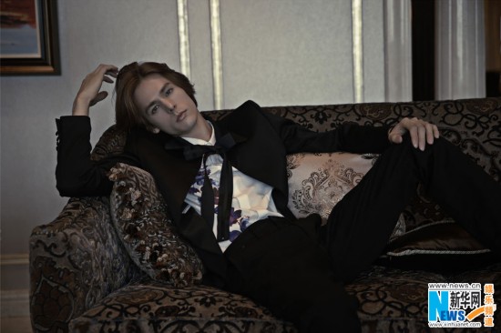 任言恺李贤宰霸气写真 优雅总裁PK甜暖萌男--