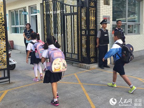 9月7日是北京市中小学正式开学第一天，清晨7点开始，北京小学广外分校陆续迎来今年新入学的小学生以及各年级返校学生。人民网 鲍聪颖摄
