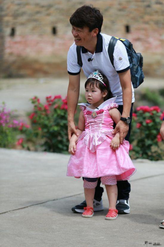 爸爸去哪儿第三季宫廷剧:轩轩太子poppy平民