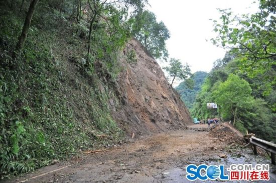 峨眉山景区塌方路段土石已清理 通车时间待定