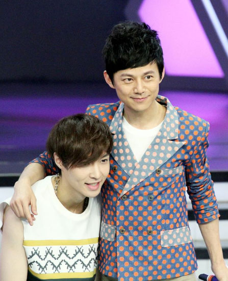 童颜逆生长!何炅和儿时张艺兴合影曝光(图)