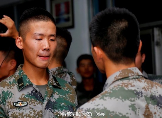 义务兵首次9月份退伍 铁汉纷纷落泪(组图)
