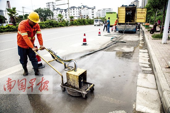 长堽路500米内有80多个私划停车位 南宁交警