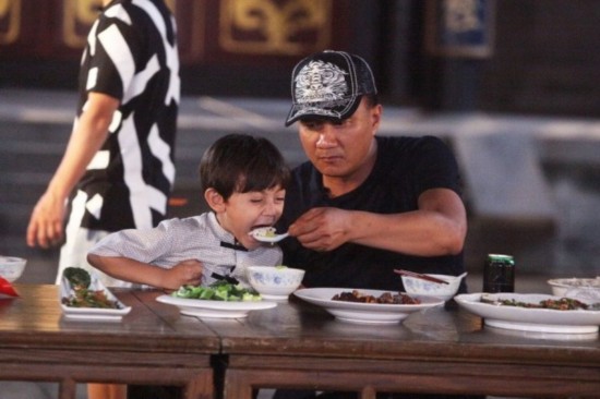 《爸爸3》横店站再玩换爸爸 诺一胡军亲如父