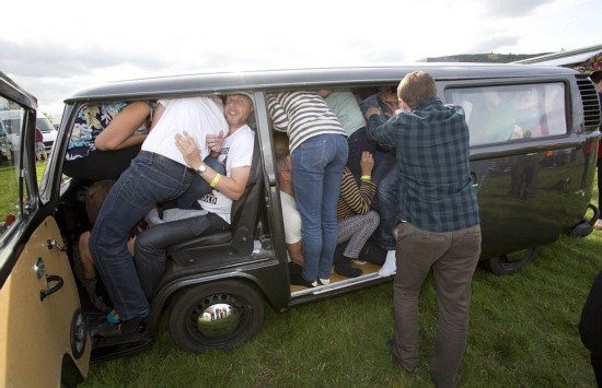 英51人挤进一面包车创吉尼斯世界纪录--图片频道--人民网