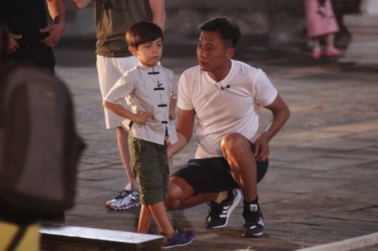 《爸爸3》横店站再玩换爸爸 诺一胡军亲如父