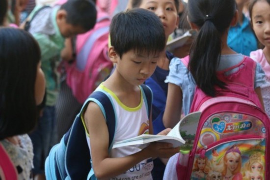 四川一小学教室被外租开宾馆 学生操场看书